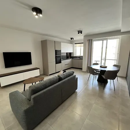 Alba Court Apartment *